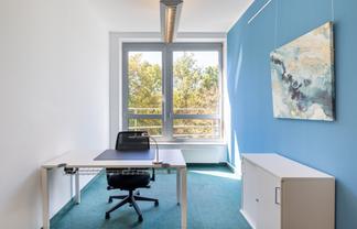 Office space for 1 person in HQ 236 Broadway Ave.
