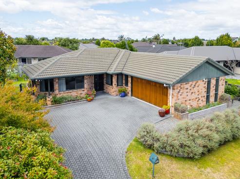 83 Wiltshire Drive, Huntington