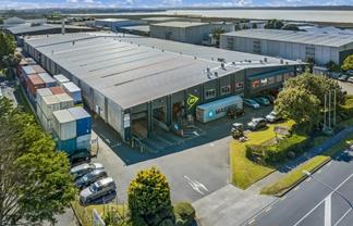 Big Warehouse, Prime Location!