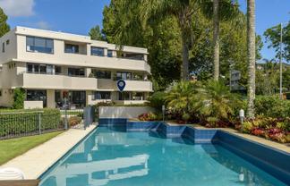 1/2 Sixth Avenue, Avenues