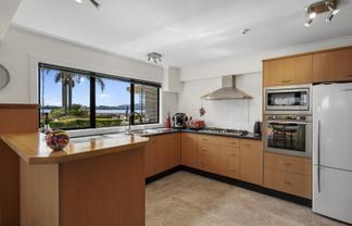 1/2 Sixth Avenue, Avenues