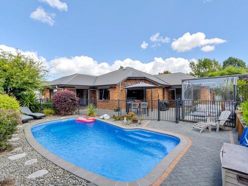 27 Somerton Drive, Huntington