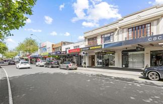 Modern 87m2 Retail Space in Three Lamps