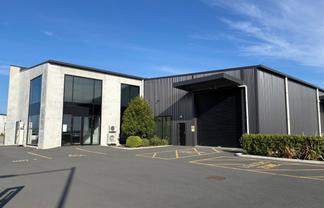 Modern office/showroom and warehouse tenancy 
