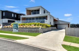 8 Piripai Rise, Coastlands