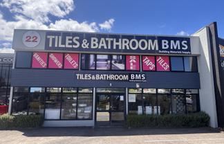 High-exposure warehouse | ten on-site car parks