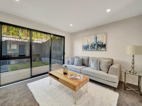 8/106 Triangle Road, Massey