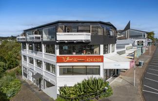 High exposure corner unit with sea views
