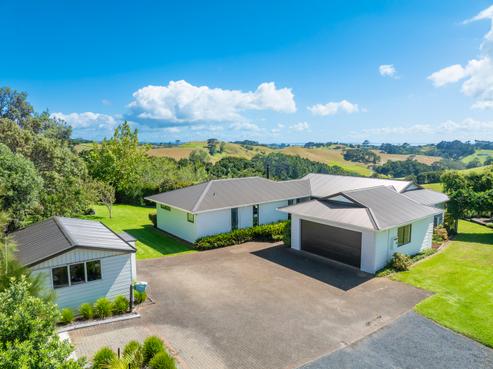 1124 Awhitu Road, Pollok