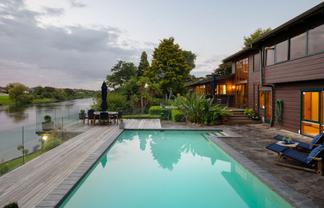 1033 River Road, Queenwood