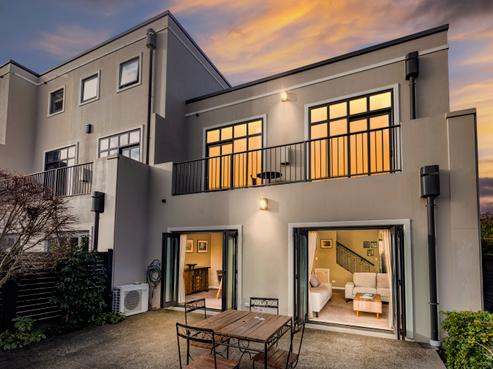 10 Country Club Terrace, Northwood