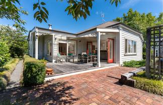 218 High Street South, Carterton