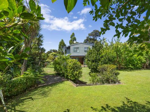 24 Rauhuia Crescent, Parau