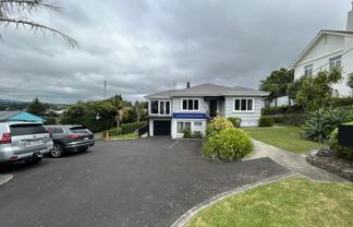 Professional premises with profile and parking