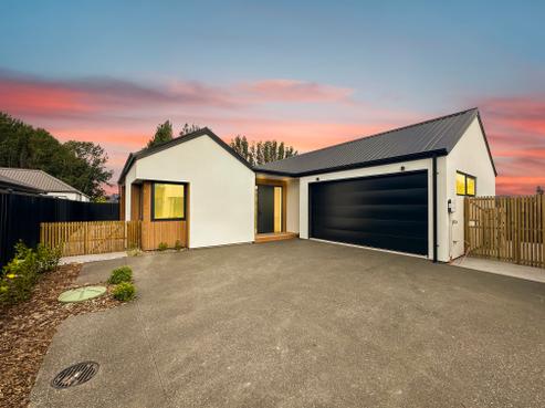 16 Elsie Lange Way, Casebrook