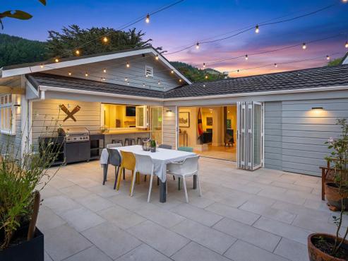 215 Takapu Road, Tawa
