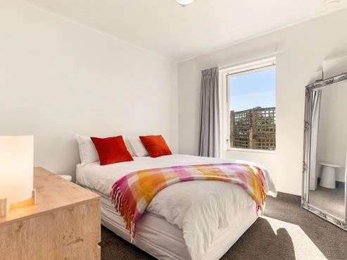 2/15 Upper Lewisville Terrace, Thorndon