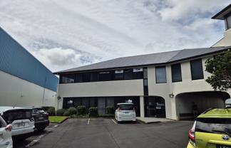 Modern level 1 office in Lincoln Manor