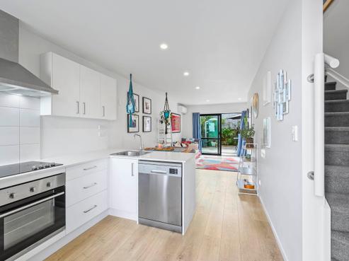 3/6 South Pacific Place, Henderson