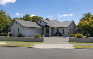 18 St James Drive, Huntington