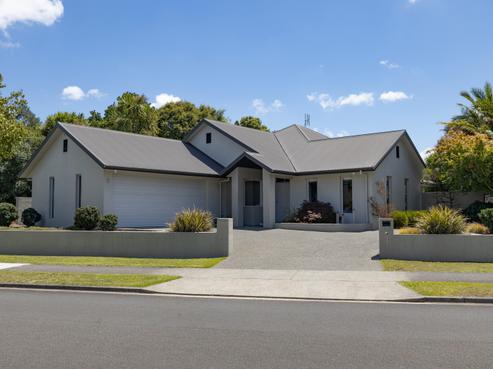 18 Saint James Drive, Huntington