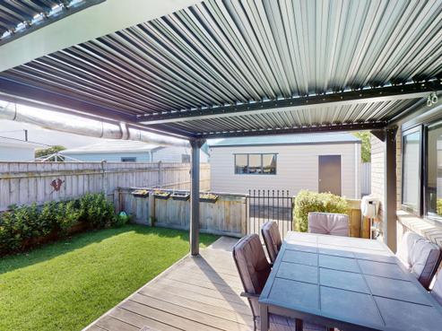 100A Queen Street West, Levin