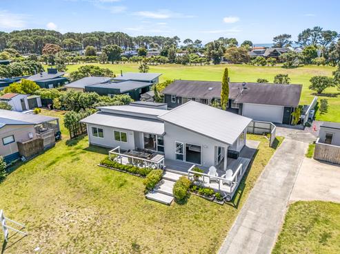 147 The Fairway, Matarangi