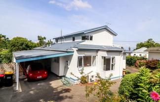 214 Augustus Street South, Thames