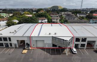 Versatile high stud warehouse plus 14 carparks