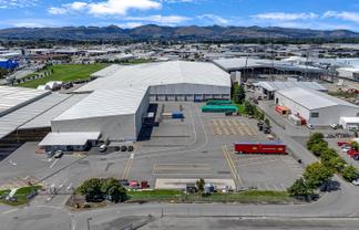 High-stud industrial with loads of yard