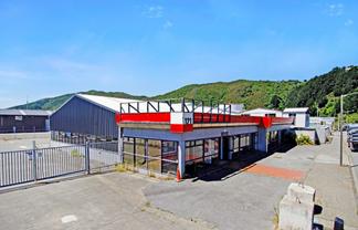 Showroom/warehouse with secure yard