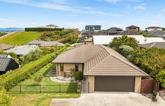 8 Ballintoy Park Drive, Welcome Bay