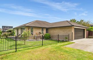 8 Ballintoy Park Drive, Welcome Bay