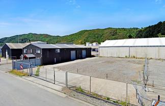 Ideal warehouse/office with substantial yard