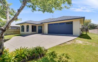 77 Saint James Drive, Huntington