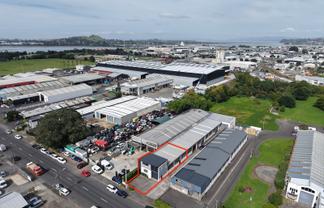 Functional industrial unit with road frontage