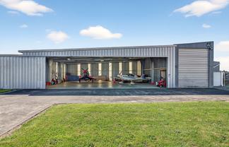 An Aviation Rarity - Hangar & Accommodation 