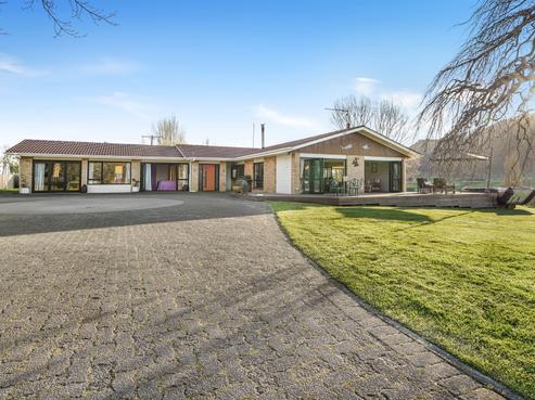 1421 State Highway 30, Horohoro