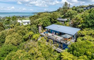 8 Beresford Avenue, Surfdale