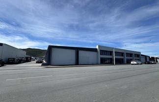 Flexible warehouse with modern office