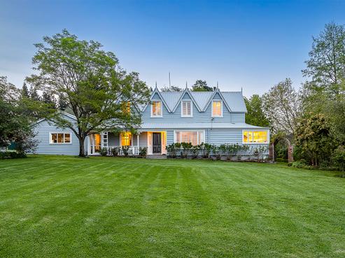 211 Summerhill Road, Cust