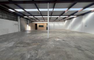 Functional 320sqm industrial unit