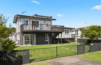 11 Crispe Road, Clarks Beach