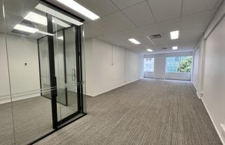 Practical High Street Office - Convenient Location