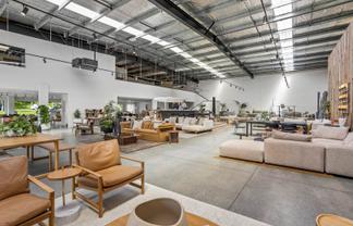 OUTSTANDING PRIME RETAIL / SHOWROOM
