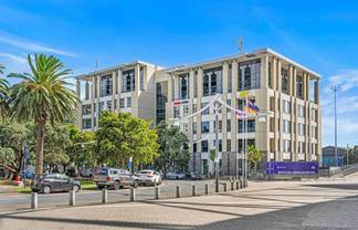 ELEVATED AND FLEXIBLE PREMISES WITH VIEWS
