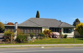 Standout Office – Exceptional Exposure & Parking