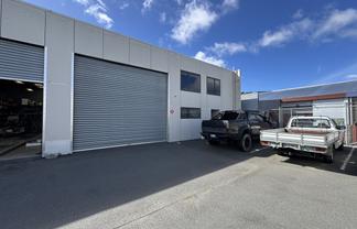 High stud industrial unit with office