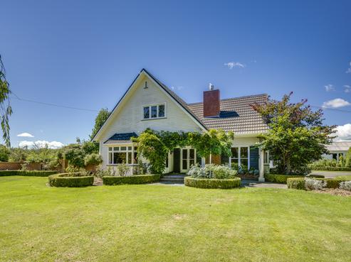 1355 Railway Road South, Longlands