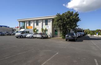 Functional office and warehouse in Rosebank